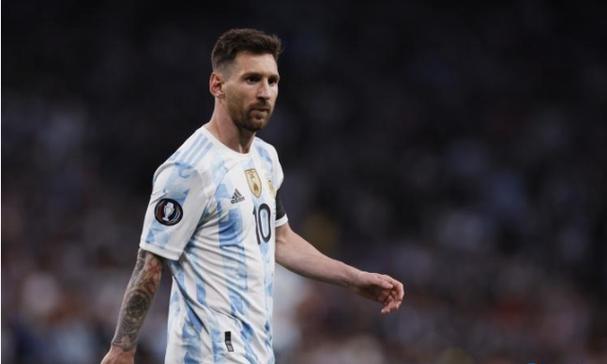 王思聪女友进奢侈品VIP室，看清她的拍照姿势，符合王校长口味